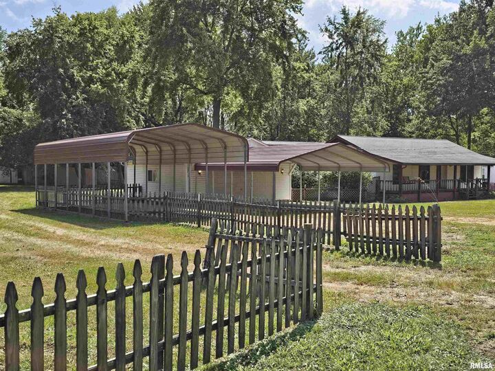 Property Photo:  717 White Avenue  IL 62864 