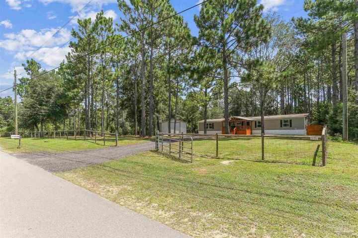 Property Photo: 5310 Bodega Dr FL 32583