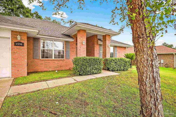 Property Photo: 1590 Twin Pines Cir FL 32533