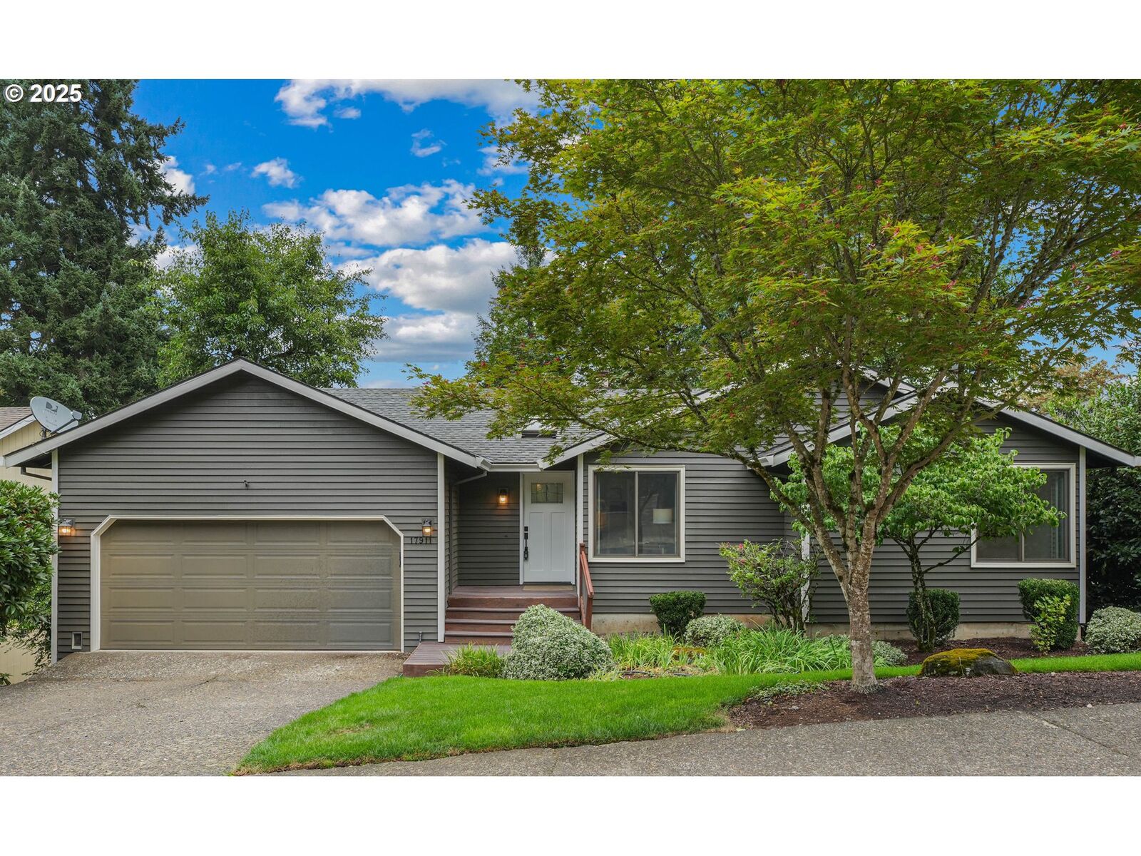Property Photo: 17911 Hillside Dr OR 97068