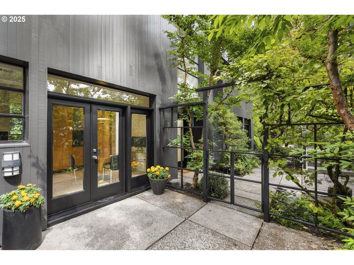 Property Photo:  4191 SW Greenleaf Dr  OR 97221 