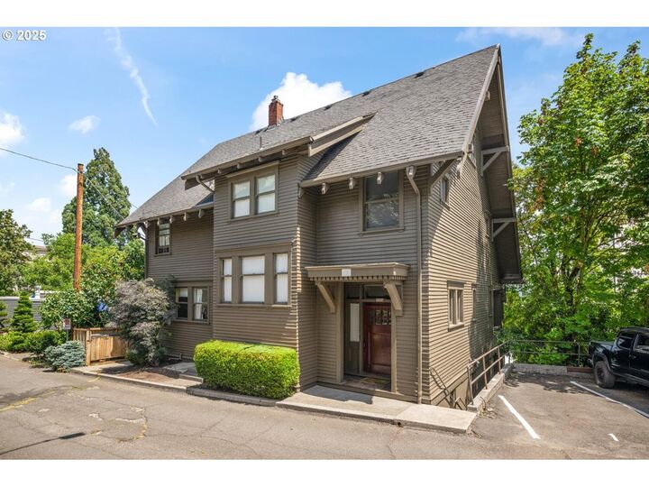 2324 SW Cactus Dr  Portland OR 97205 photo