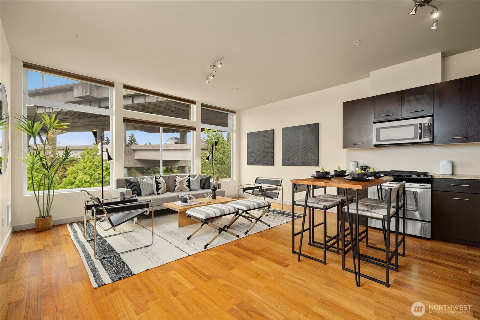 Property Photo:  2960  Eastlake Avenue E 403  WA 98102 