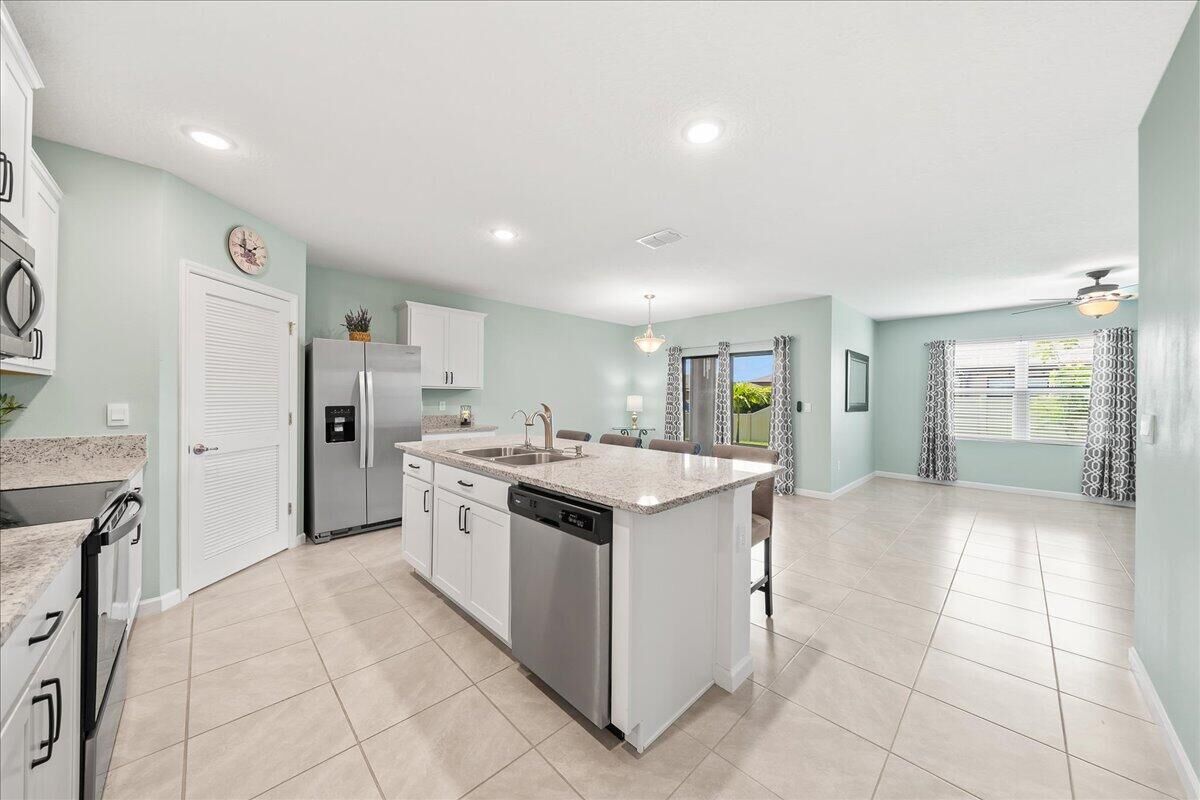 Property Photo: 7202 Tigereye Way FL 32949