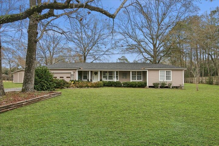 Property Photo: 525 Jordan Dr TX 77657