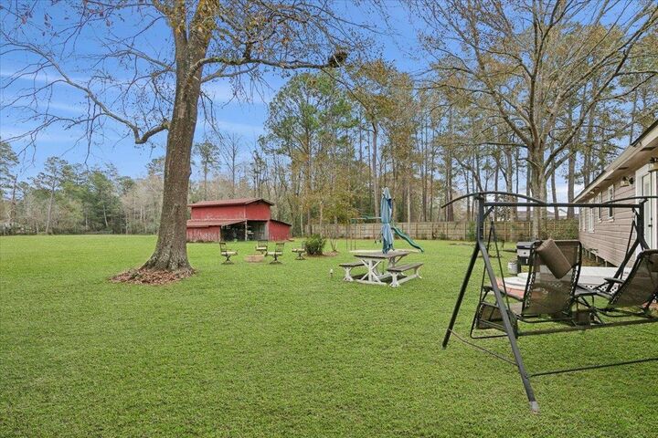 Property Photo: 525 Jordan Dr TX 77657
