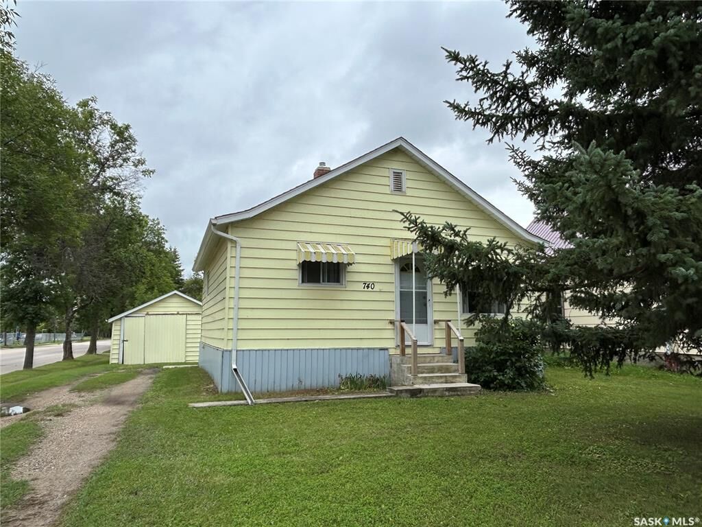Property Photo:  740 7th Street  SK S0K 2A0 