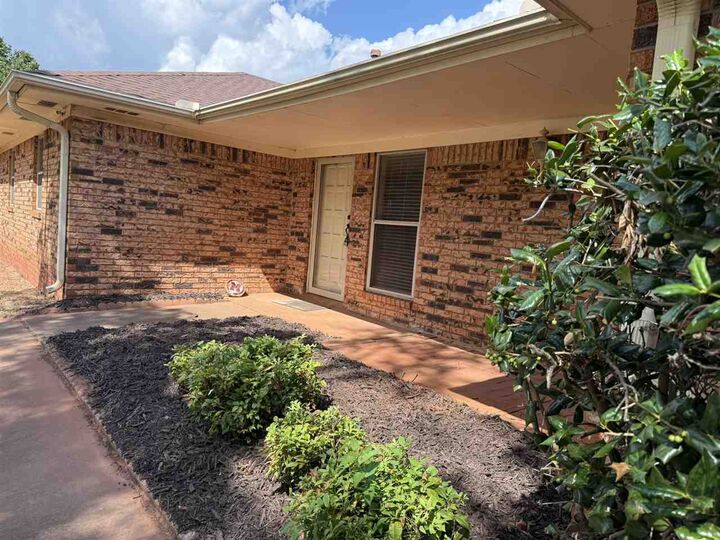 Property Photo: 1623 S Surrey Drive OK 74074