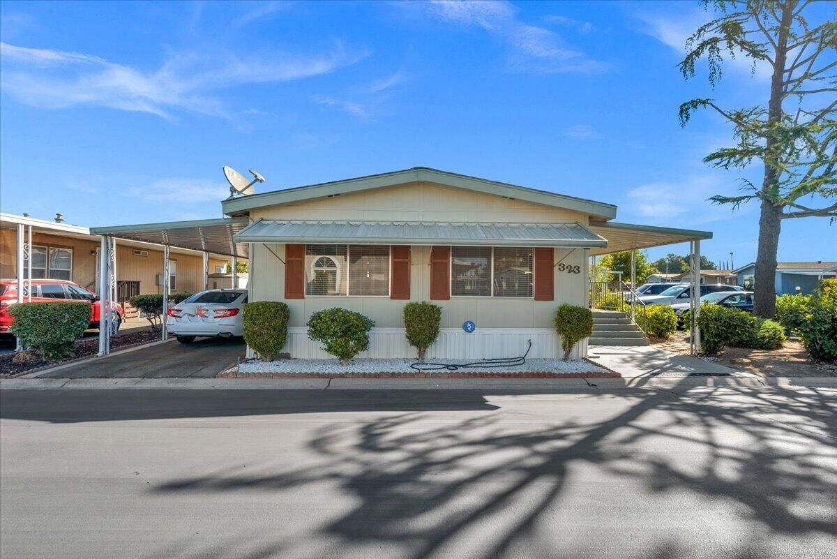 Property Photo: 2706 W Ashlan Avenue 323 CA 93705