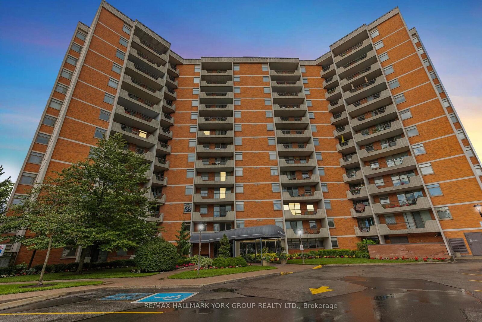 Property Photo: 7811 Yonge Street 1007 ON L3T 4S3