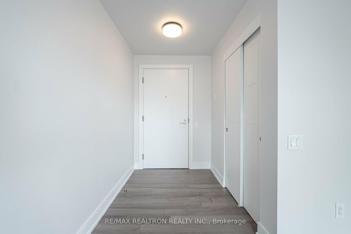 Property Photo: 2525 Bathurst Street 1003 ON M6B 2Y9