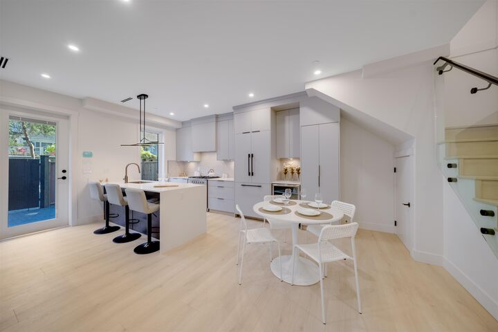Photo de la propriété: 3836 W 8th Avenue 3 BC V6R 1Z4