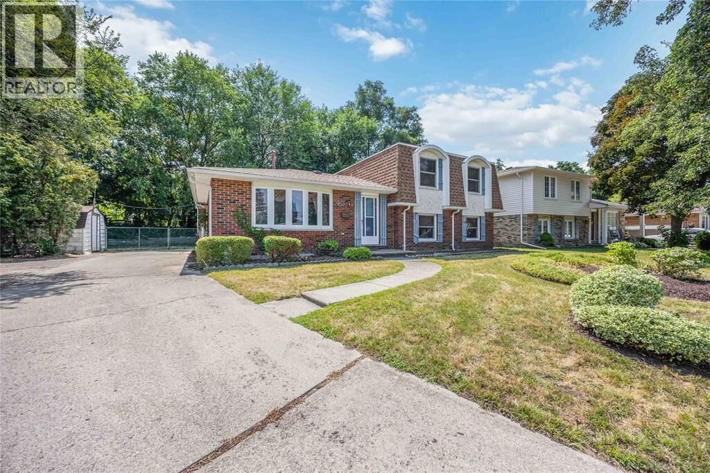 Property Photo: 907 Assiniboine Crescent ON N7T 7N7