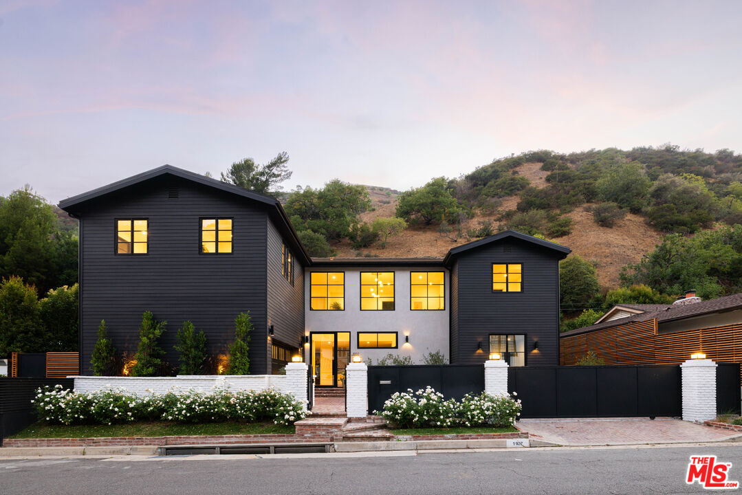 Property Photo:  1937 N Beverly Dr  CA 90210 