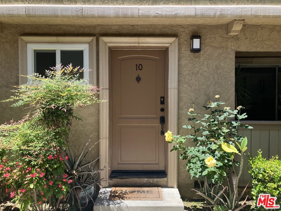 Property Photo: 20158 Cohasset St CA 91306
