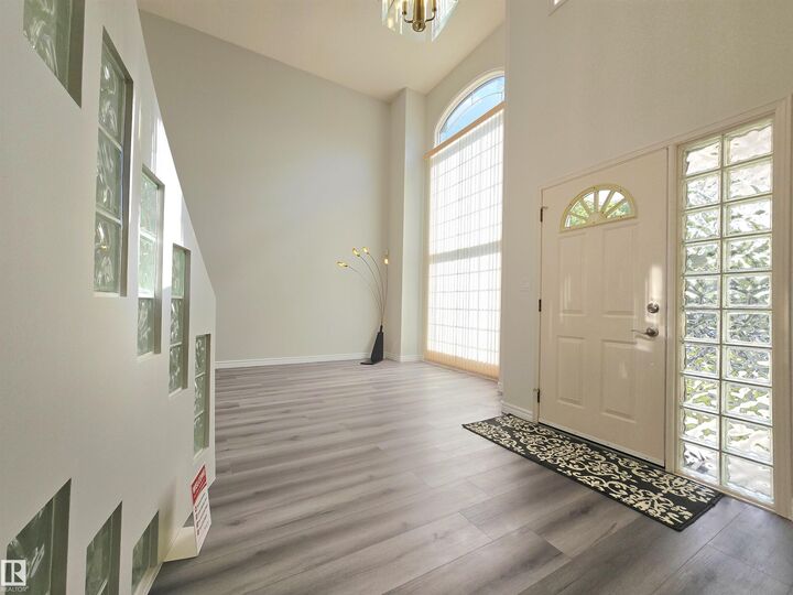 Photo de la propriété:  738 Burton Crescent NW  AB T6R 2J3