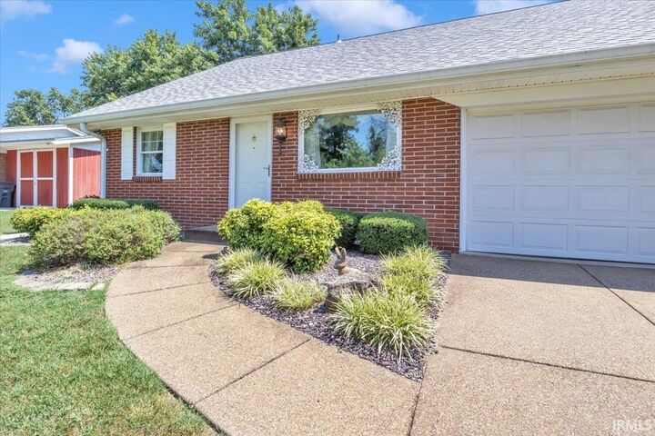 Property Photo:  1005 N Fairlawn E Circle  IN 47711 