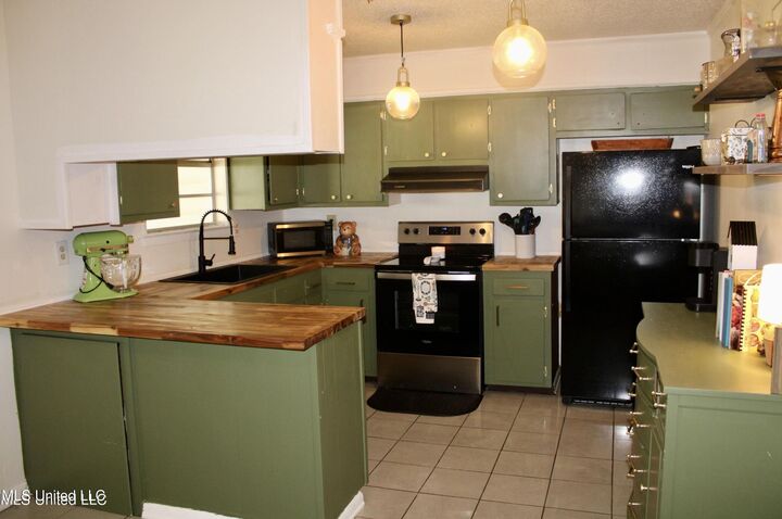 Property Photo: 113 Woodland Drive MS 39452