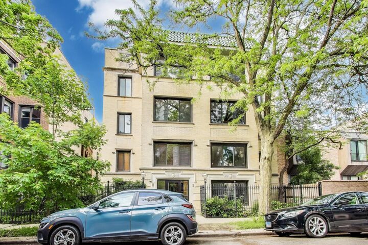 900 W Ainslie Street A  Chicago IL 60640 photo