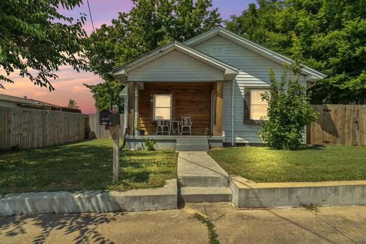 Property Photo:  514 8th Ave E  TN 37172 