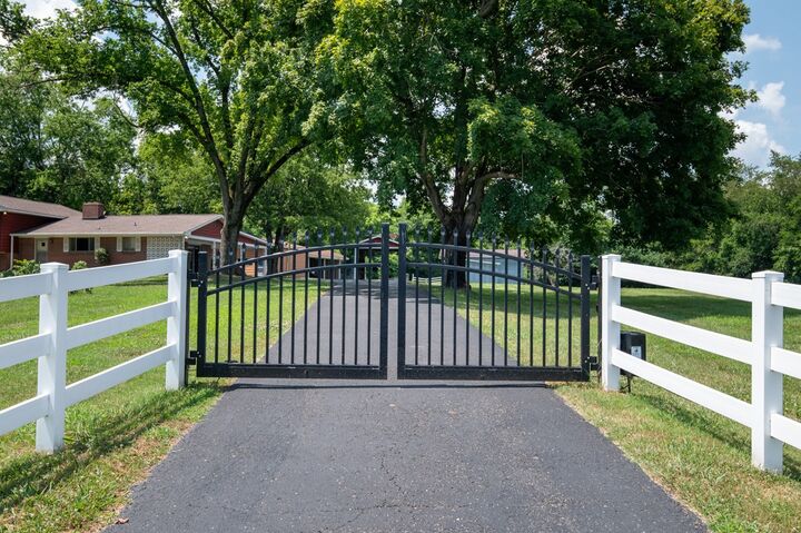 Property Photo: 1386 Long Hollow Pike TN 37066