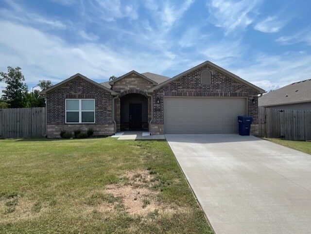 Property Photo:  2506 E Fennec Street  AR 72761 