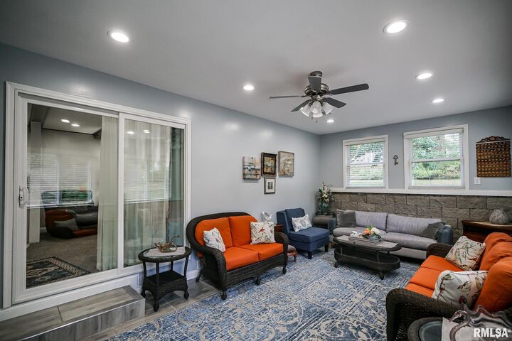 Property Photo: 1114 W Oakglen Drive IL 61614