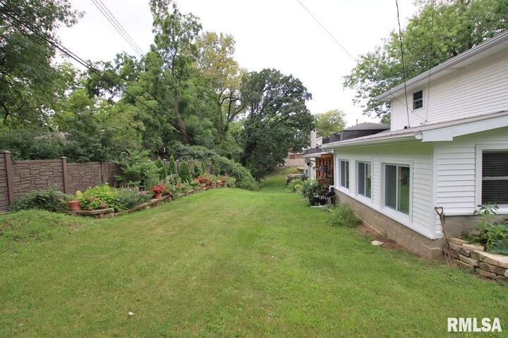 Property Photo:  1114 W Oakglen Drive  IL 61614 