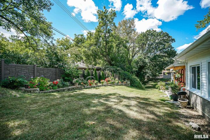 Property Photo:  1114 W Oakglen Drive  IL 61614 