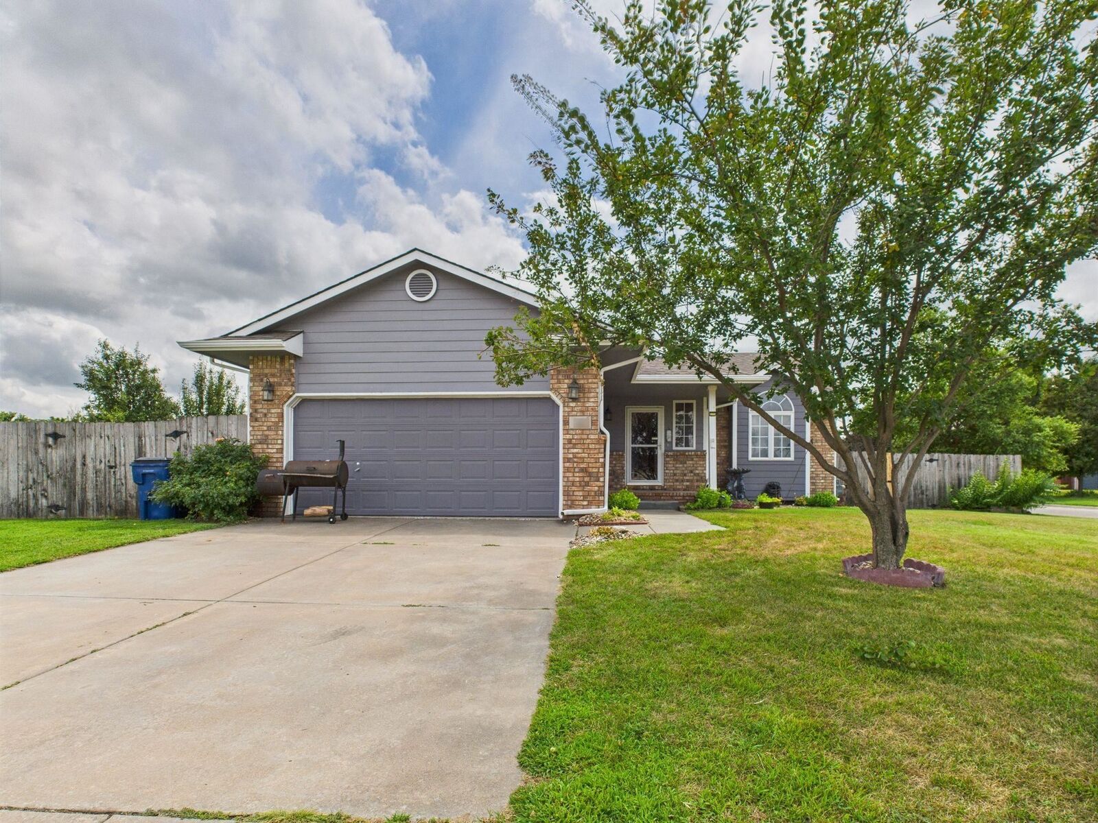 Property Photo:  401 E Edinborough Cir  KS 67016 