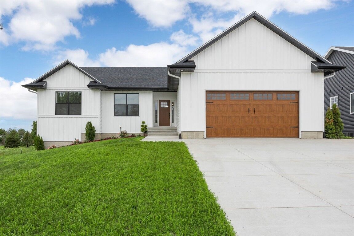 Property Photo:  200 Cherry Park Drive NW  IA 52405 