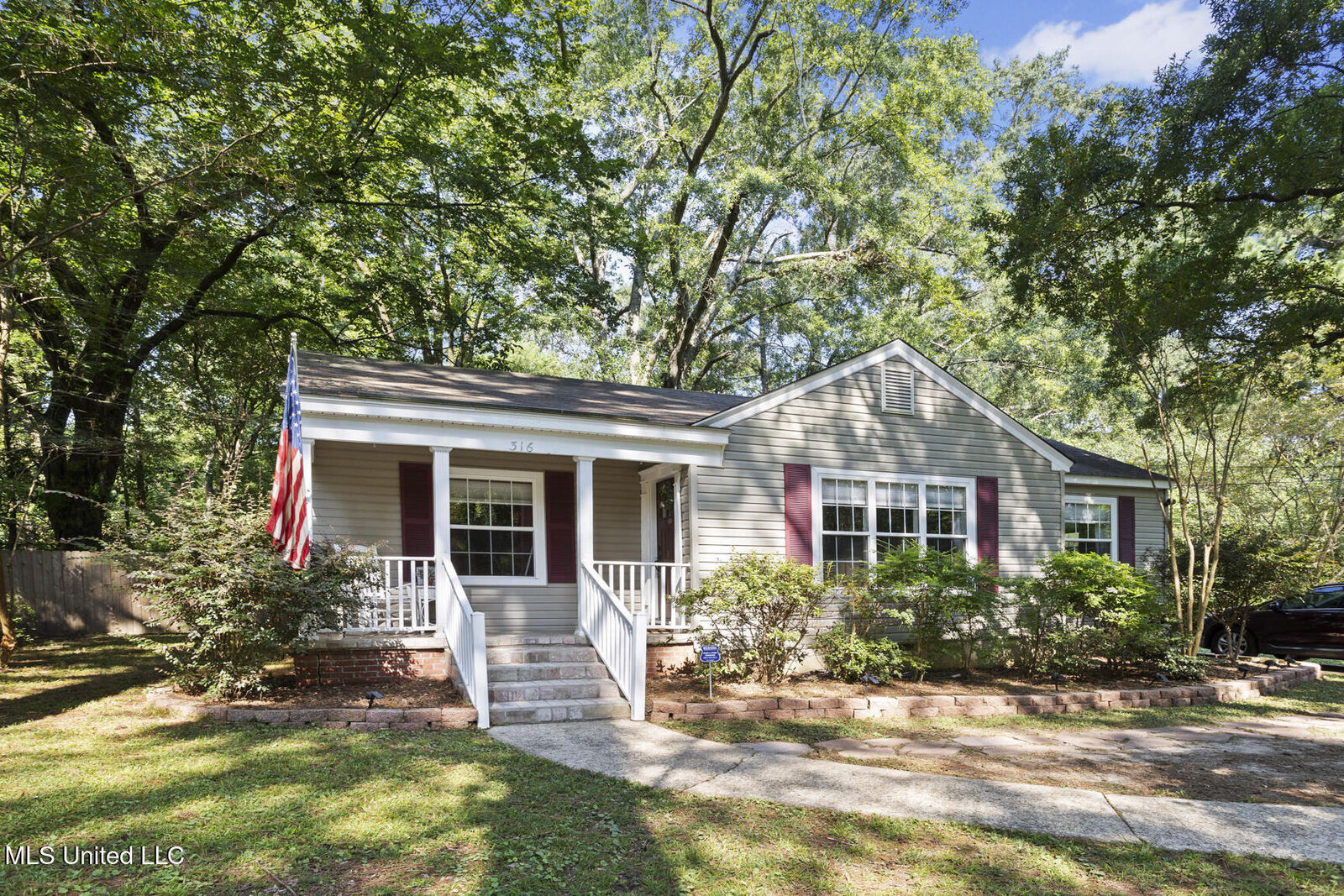 Property Photo:  316 Colonial Circle  MS 39211 