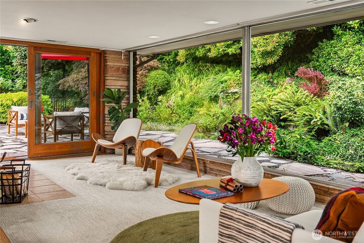 Property Photo:  2650  Perkins Lane  W  WA 98199 