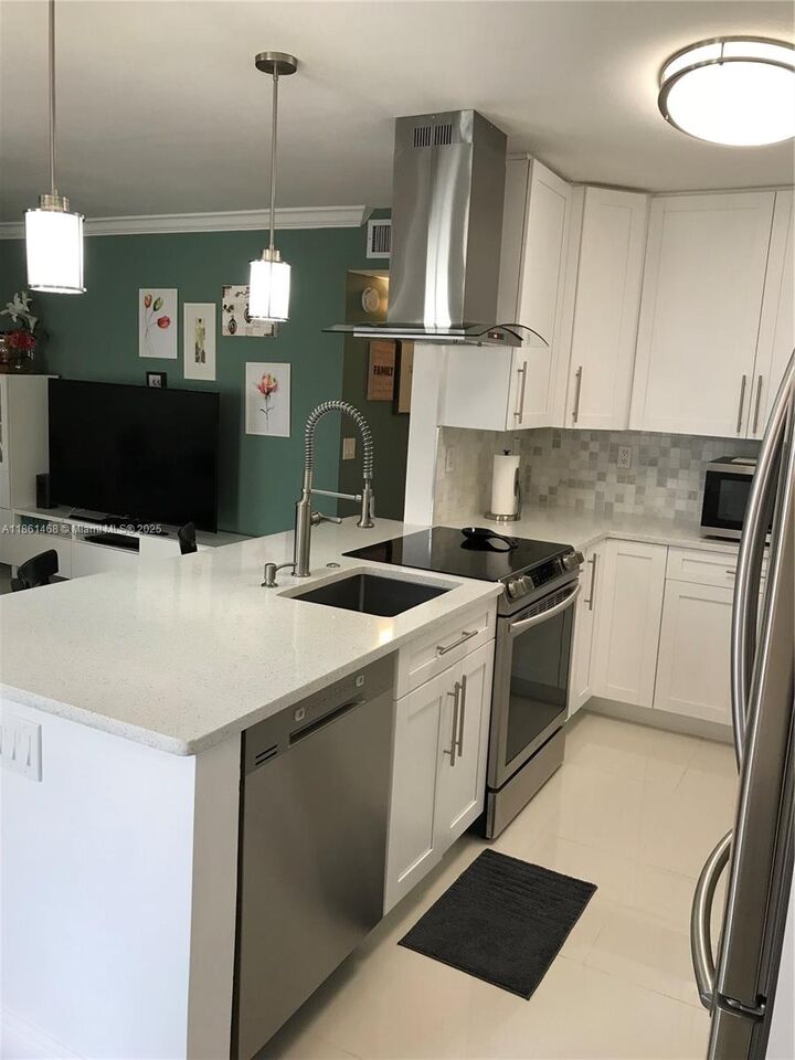 Property Photo:  466 Normandy J 466  FL 33484 