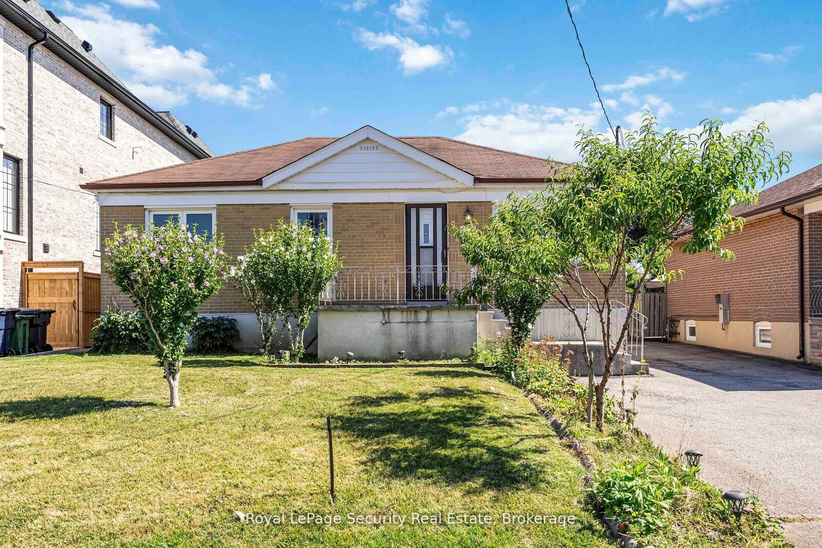 Property Photo: 405 Rustic Road ON M6L 1W8