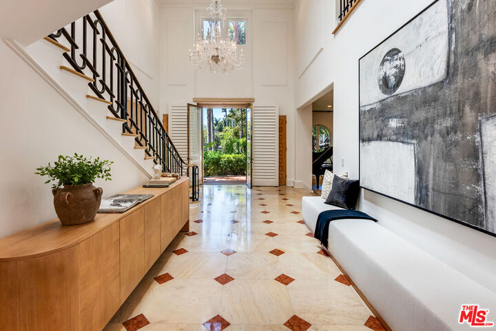 Property Photo:  812 N Bedford Dr  CA 90210 