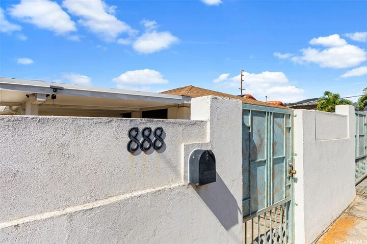 Property Photo:  888 4th Avenue  HI 96816 