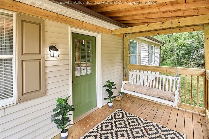 Property Photo:  5018 Elmhaven Circle  WV 25313 