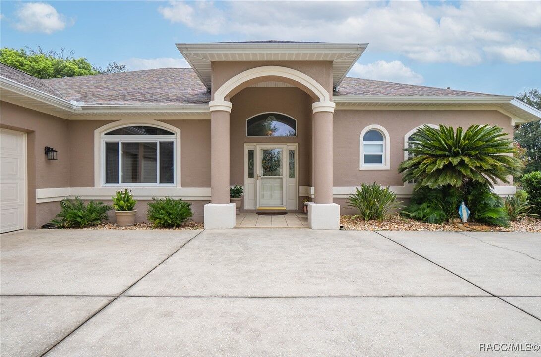 Property Photo: 1529 E Seattle Slew Circle FL 34453