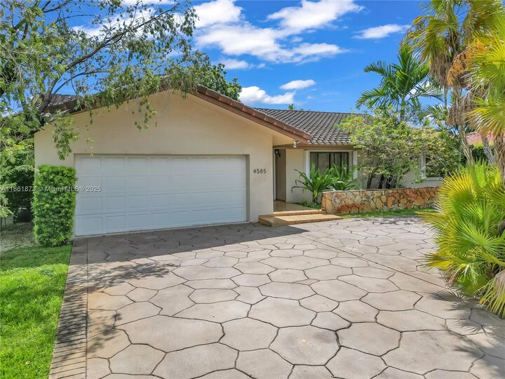 Property Photo: 4585 SW 87th Ave FL 33165