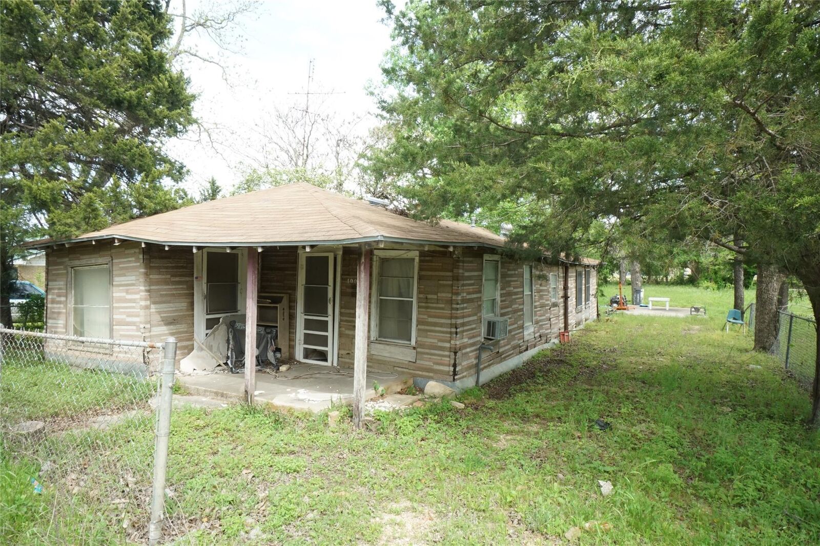 Property Photo:  1003 N Jefferson Avenue  TX 76520 