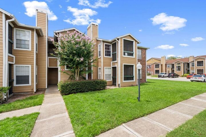 Property Photo: 4401 Thornbriar Lane R-102 FL 32822