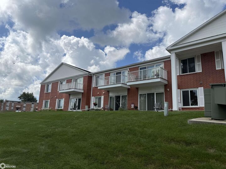 Property Photo: 514 E Olive Street 203 IA 50158