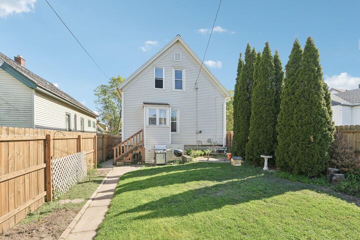 Property Photo:  2232 E Eden Pl  WI 53235 