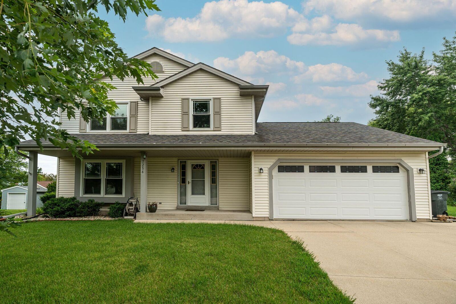 Property Photo: 7258 S Countryside Ct WI 53132
