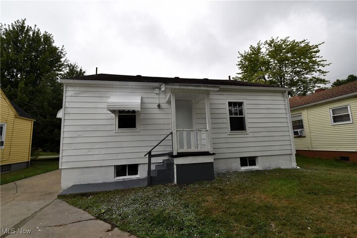 Property Photo: 105 S Hazelwood Avenue OH 44509