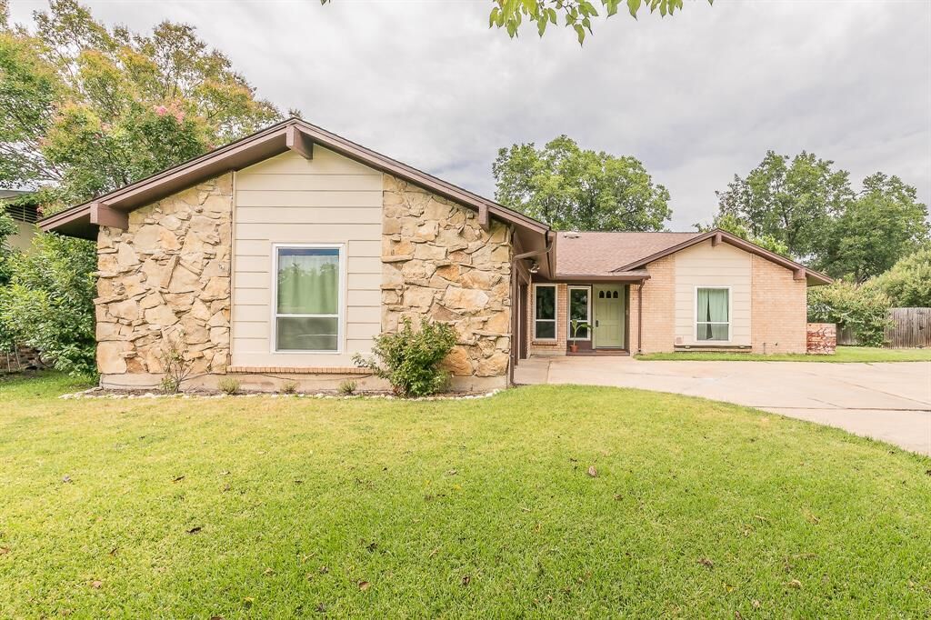 Property Photo: 9004 Mahan Drive TX 76116