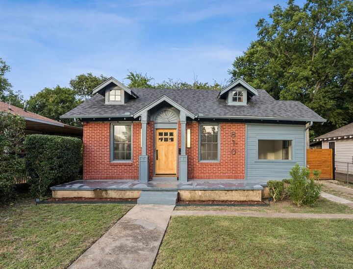Property Photo:  810 S Montclair Avenue  TX 75208 