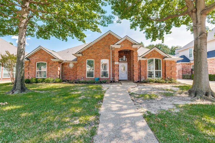 Property Photo: 6204 Millwood Court TX 76016