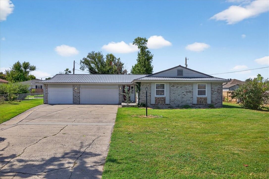 Property Photo: 2202 W Oak Street AR 72758